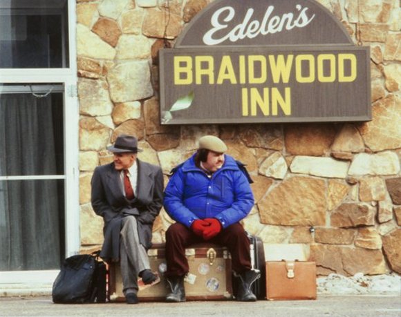 John Candy and Steve Martin waiting for their lift from Owen at the Braidwood Inn.